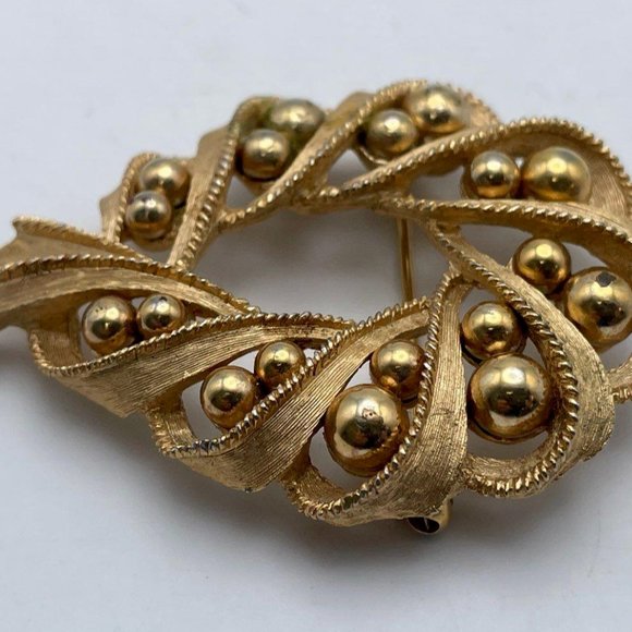 Vintage Crown Trifari Gold Tone Beaded Women's Brooch Pin Metal and Faux Pearl - Picture 4 of 6